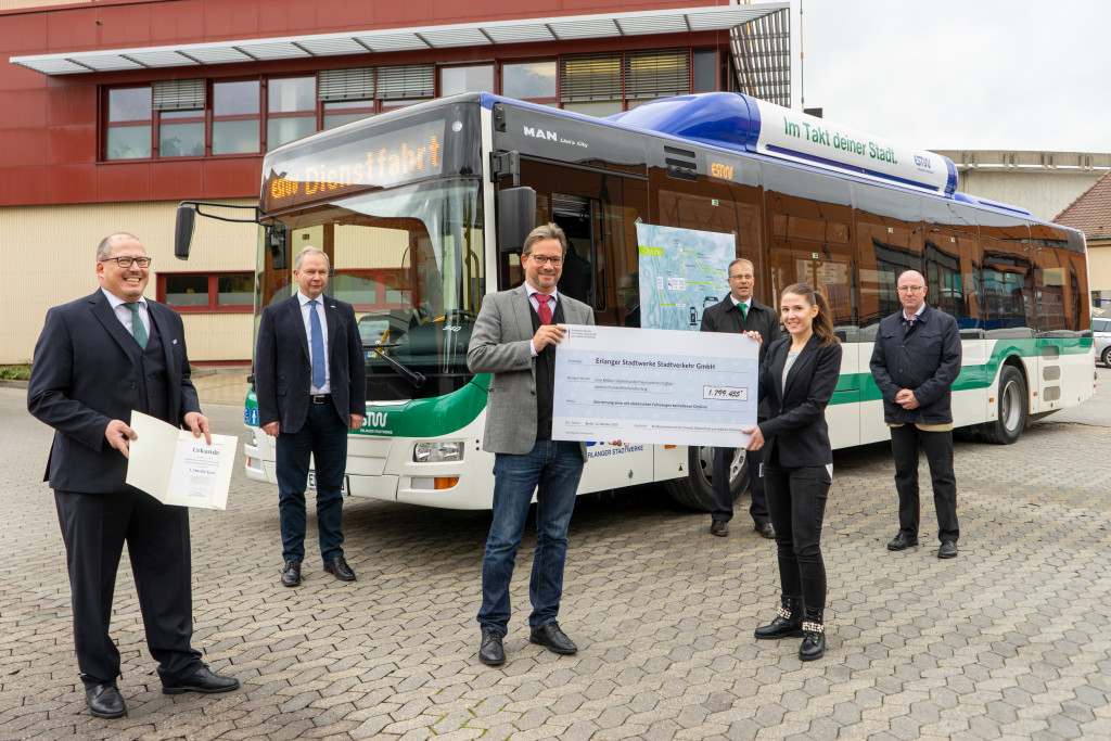 Übergabe des Förderbescheids zur Anschaffung von E-Bussen in Erlangen. Foto: BMU/Erlanger Stadtwerke AG/Laura Leipold
