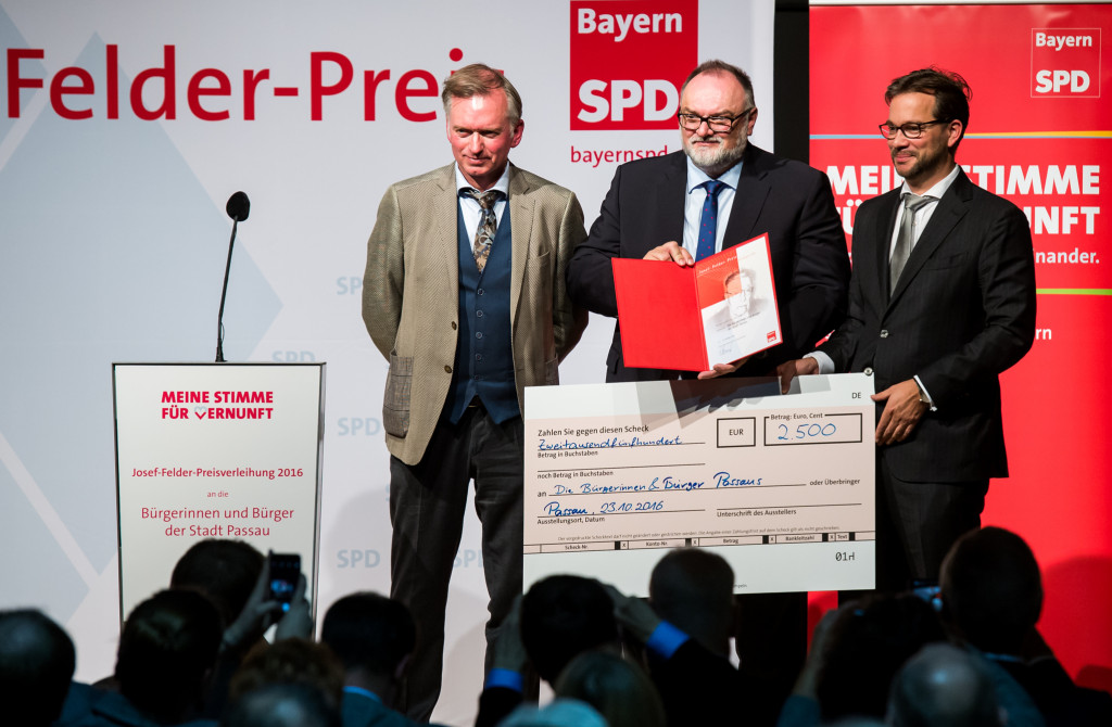Foto der Preisübergabe, v.l.n.r.: Christian Springer, Jürgen Dupper, Florian Pronold