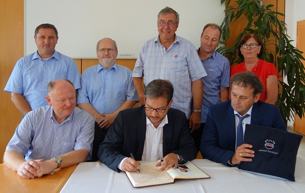 Eintrag ins Goldene Buch der Gemeinde Marklkofen