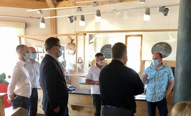 Besuch im Hofladen eines bayerischen Obstbauers