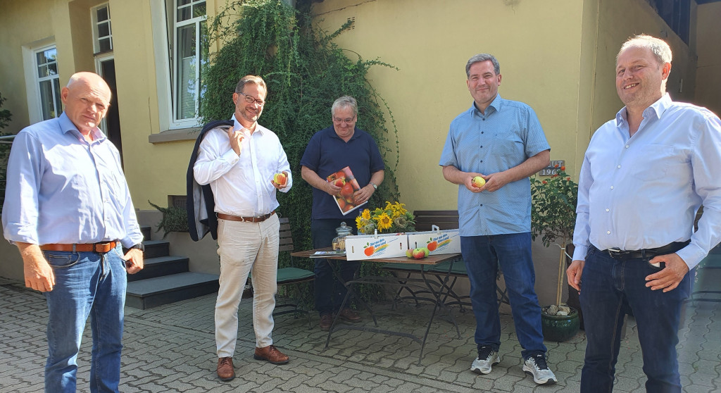 Obstbauer mit Metin Hakverdi