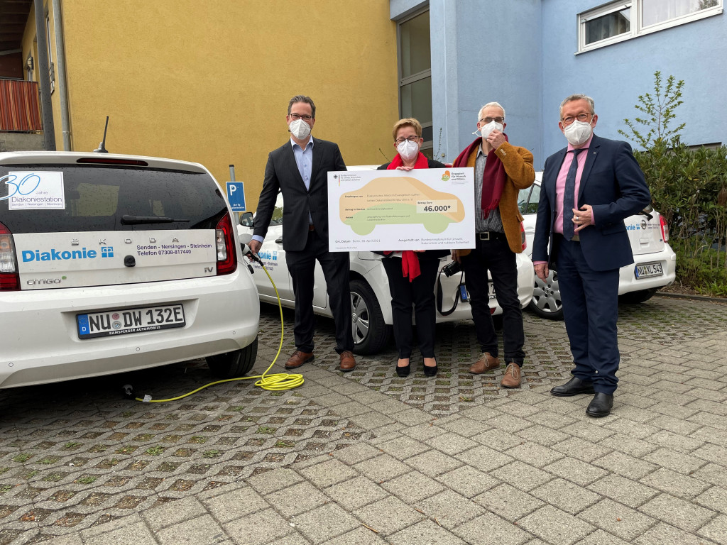 Übergabe des Förderschecks über drei Einzelförderungen für die ambulanten Pflegedienste der Diakonie in Memmingen, Neu-Ulm und im Raum Unteres Pegnitztal. Foto: MdB Karl-Heinz Brunner