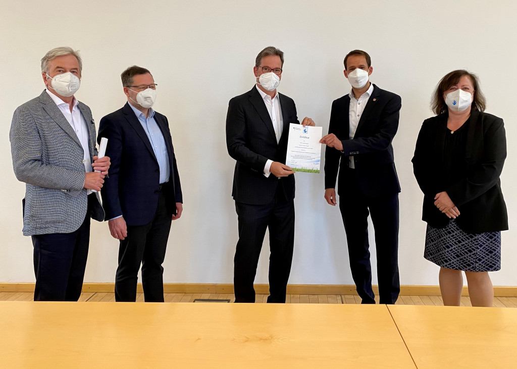 Übergabe des NKI-Zertifikats an die Stadt Rosenheim. Foto: BMU/Sabine Lemm, Stadt Rosenheim