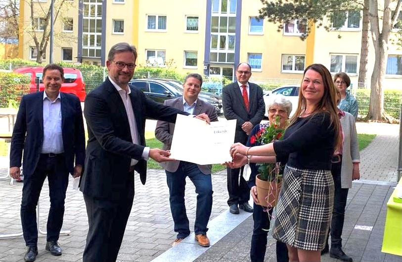 Übergabe der Förderurkunde an den Verein Deutscher Evangelischer Frauenbund, Landesverband Bayern, Freundeskreis Fürth e.V. Foto: Matthias Dornhuber
